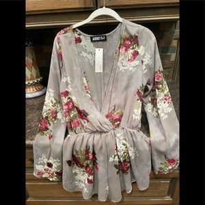Brand new !!Grey short floral romper - size M-